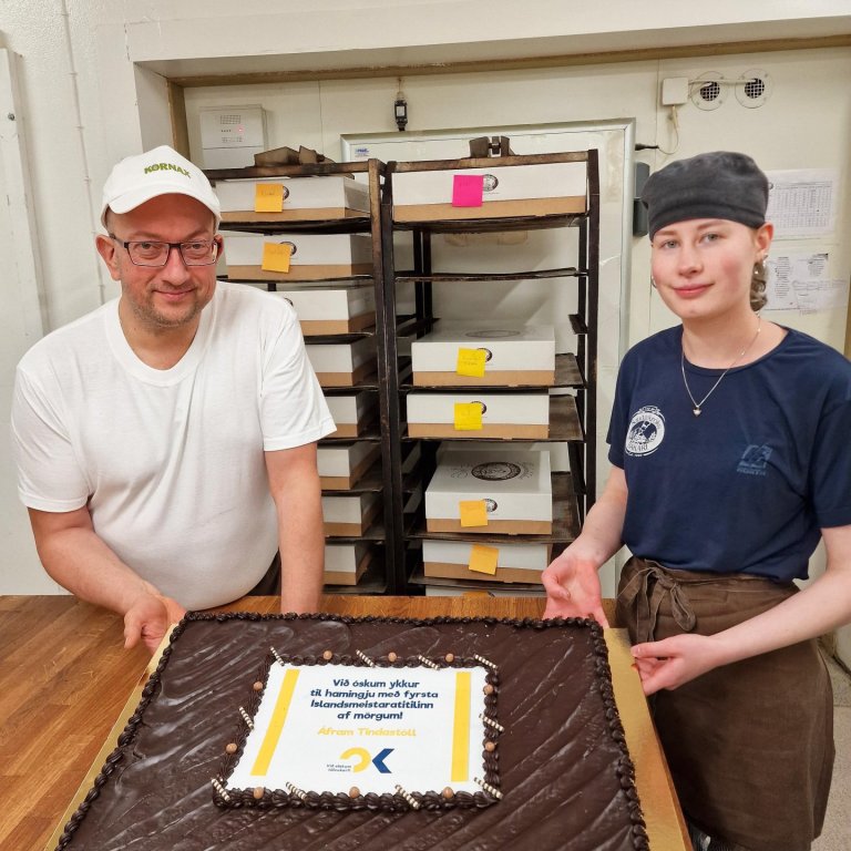 Karsten og Hugbjört bakaranemi við eina kökuna. MYND AÐSEND