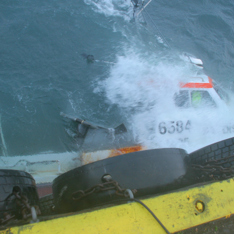 Hafdís HU marandi í kafi í Skagastrandarhöfn. Mynd: Ólafur Bernódusson.