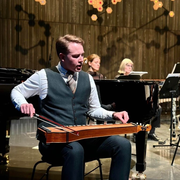 „Myndina tók Skagfirðingurinn Guðmundur Alfreðsson á útskriftartónleikum Stefans. Þarna er ég að syngja lagið Krummi sem er einmitt eitt af nýju lögunum“