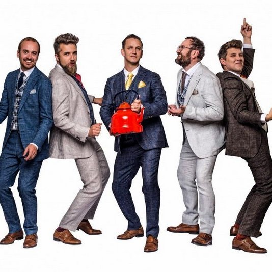 Rauði ketillinn, sem ber heitið Ketill Olguson, fylgir Olga Vocal Ensemble í öllum ævintýrum hópsins, sem við sjáum hér.