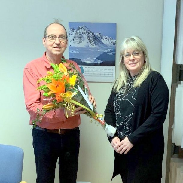 Sveitarstjóri Húnaþings vestra, Ragnheiður Jóna Ingimarsdóttir, þakkaði Ólafi Jakobssyni vel unnin störf sem byggingarfulltrúi Húnaþings vestra. Mynd: hunathing vestra.is.