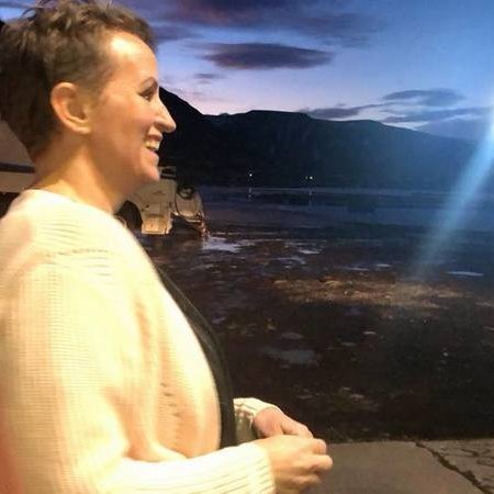 Rúna Júlíusdóttir, útibússtjóri, vígir nýju dæluna. Mynd: Facebooksíðan Verslunin Ketilás.