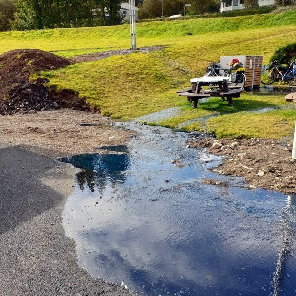 Hér sést hvar olía rennur eftir jarðvegi og plani þegar mikið agn olíu lak úr nýjum tanki Olís í Varmahlíð.Aðsend mynd.