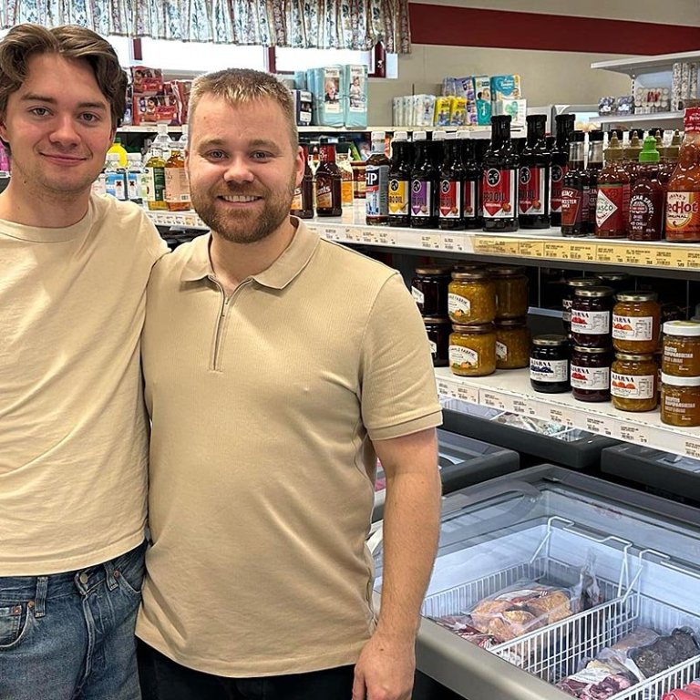 Óli Björn framkvæmdastjóri og bróðir hans Fannar Orri aðstoðarframkvæmdastjóri nýgreiddir og næs viði nýjasta kæliborðið í versluninni. MYNDIR: ÓAB