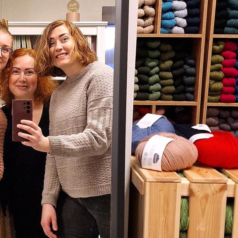 Systur. Ólína Björk á og rekur Drangey Studio, Rannveig er með RA handlitun og Helgarut á  Rendur sem flytur inn garn og fylgihluti.