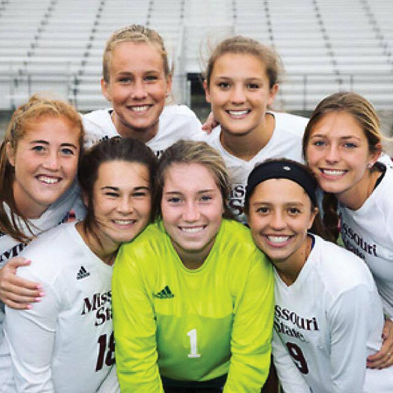 Ólína Sif, efri röð (tvær stúlkur) til vinstri, ásamt nokkrum stöllum sínum í Missouri State Bears. MYND AF FB-SÍÐU ÓLÍNU