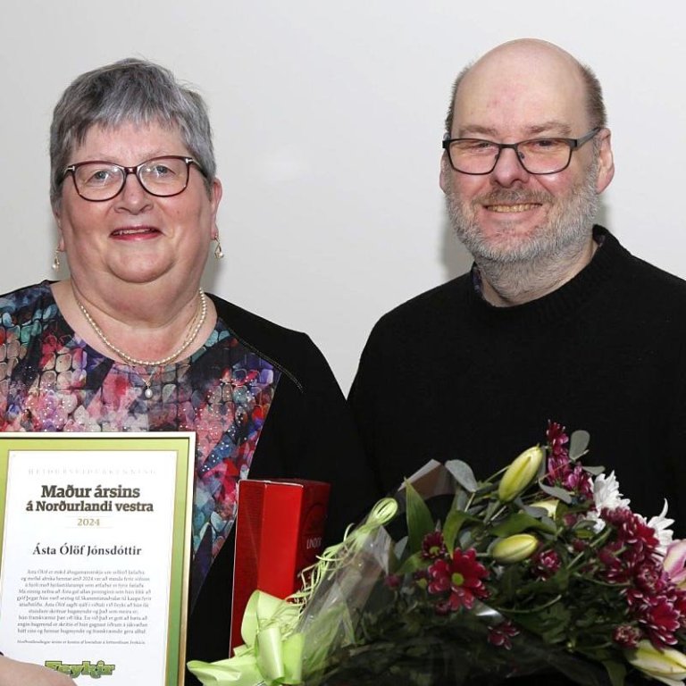 Ólöf Ásta Jónsdóttir, Maður ársins á Norðurlandi vestra 2024, ásamt ritstjóra Feykis sem afhenti henni viðurkenningu, blómvönd og súkkulaði. MYND: GG