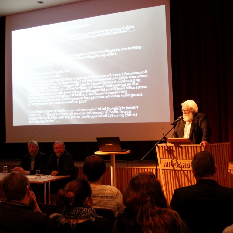 Agnar H. Gunnarsson oddviti Akrahrepps tók til máls á opnum fundi um húsnæðismál leikskólans Birkilundar, sem fór fram í Menningarhúsinu Miðgarði í gærkvöldi. Ljósm./BÞ