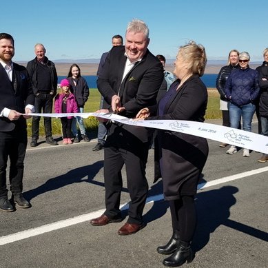 Sigurður Ingi Jóhannsson, samgönguráðherra og Arnheiður Jóhannsdóttir, framkvæmdastjóri Markaðsstofu Norðurlands klippa á borða við upphaf Norðurstrandarleiðar við Hvammstanga. Björn H. Reynisson, verkefnastjóri áfangastaðaáætlunar og rannsókna hjá MN og Christiane Stadler, verkefnisstjóri Norðurstrandarleiðar, strekkja á borðanum. Mynd: PF.