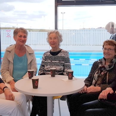 Þær virtust ánægðar með nýbreytingarnar á sundlauginni þessar hressu konur er viðstaddar voru opnun laugarinnar í gær. Mynd: PF.