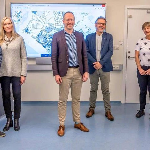 Opnun upplýsingavefs um votlendi. F.v. Sigmundur Helgi Brink sérfræðingur og Þórunn W. Pétursdóttir frá Landgræðslunni, Guðmundur I. Guðbrandsson umhverfis- og auðlindaráðherra, Árni Bragason landgræðslustjóri, Fanney Ósk Gísladóttir og Jón Guðmundsson frá Landbúnaðarháskóla Íslands. Mynd af stjornarradid.is.