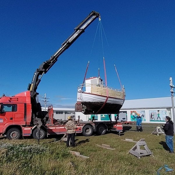 Í gær bættist við góður gripur á safnasvæði Byggðasafnsins þegar Örkin var sett þar niður. Myndir: Gunnar Rögnvaldsson