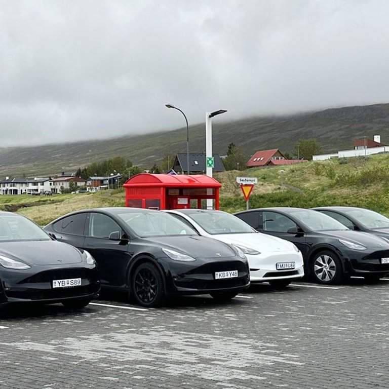 Teslupartý við rafhleiðslustöðina á Ábæ þegar ÓB-mótið í fótbolta fór fram í júní. Nú er reyndar búið að setja upp nýja stöð en rafdælurnar eru eftir sem áður tvær samkvæmt upplýsingum Feykis. MYND: ÓAB