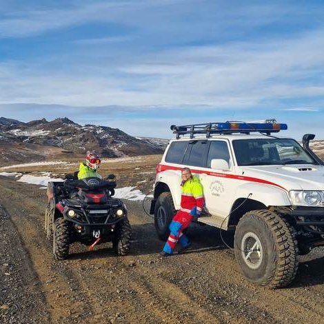 Björgunarfólk á leið til aðstoðar í gær. Aðsend mynd.