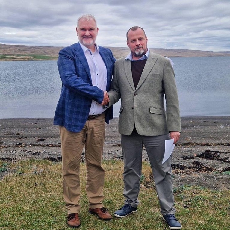 Örn Arnarson og Sigurður Líndal handsala meirihlutasamstarfið. MYND AF NETINU