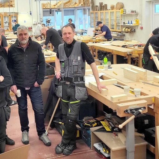 Mynd: Óskar Már Atlason deildarstjóra tréiðna, Þorvaldur E. Þorvaldsson og Kristján Örn Helgason starfsmenn sveinsprófnefndar, og Víðir Pétursson sveinsprófstaki. Mynd: PF.