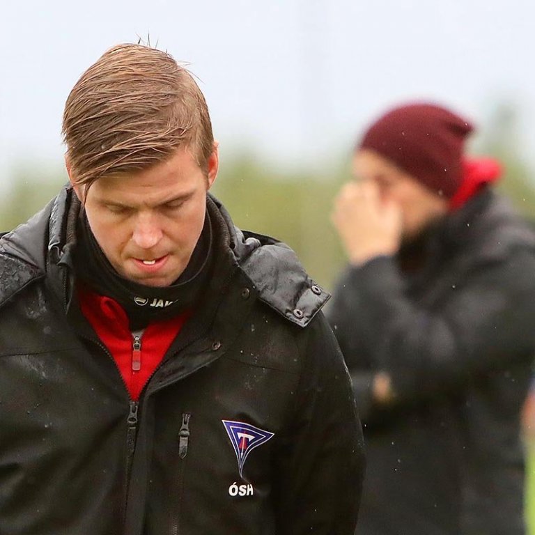 Óskar Smári á hliðarlínunni í síðasta leik tímabilsins. Guðni félagi hans í bakgrunni. MYND: ÓAB