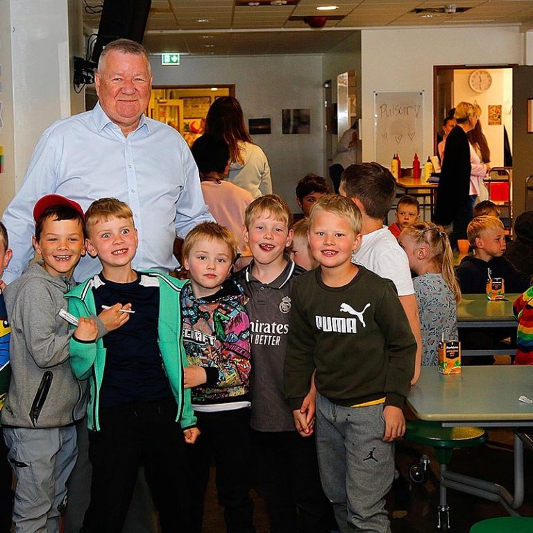 Óskar í sprækum hópi nemenda í mötuneyti Árskóla.  MYNDIR: GG