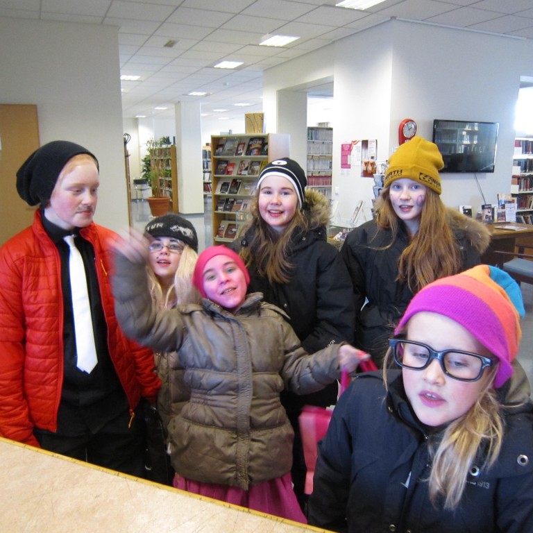 Bókasafnið á Hvammstanga er vinsæll viðkomustaður á öskudaginn. Myndir: Guðmundur Jónsson.