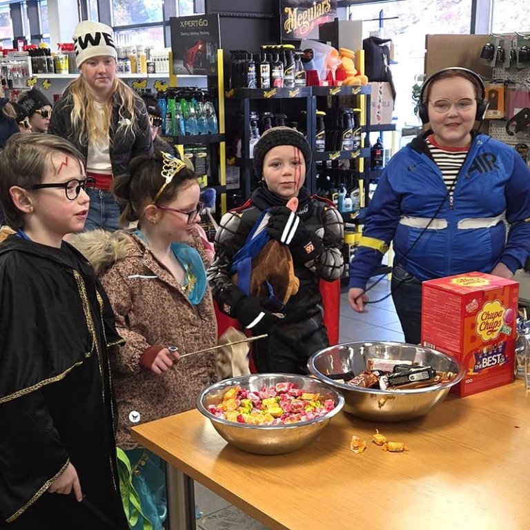 Það var komin biðröð við sameiginlega nammistöð bílaverkstæðis KS, Tengils og Nýprents fljótlega eftir að Kjarninn opnaði í morgun. MYNDIR: SIGGA