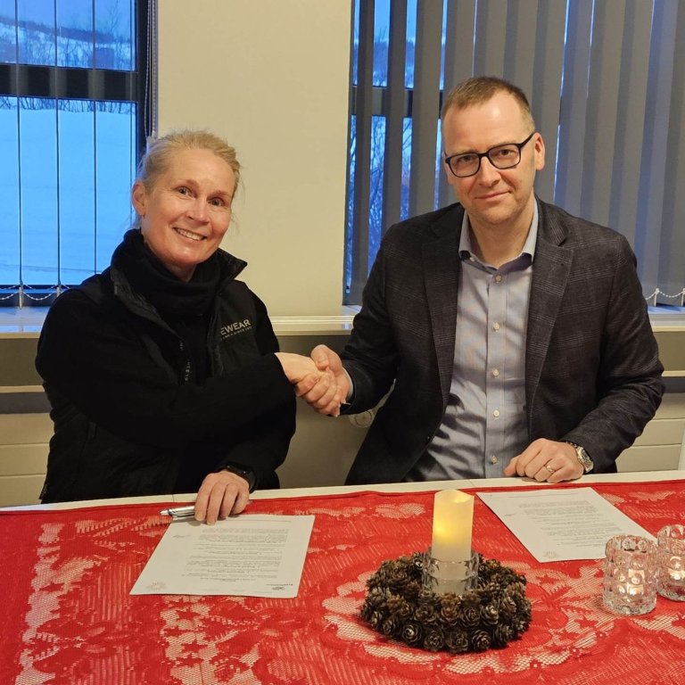 Arnar Már Elíasson forstjóri Byggðastofnunar og Kristín Völundardóttir forstjóri Útlendingastofnunar undirrita samninga um styrki um óstaðbundin störf.