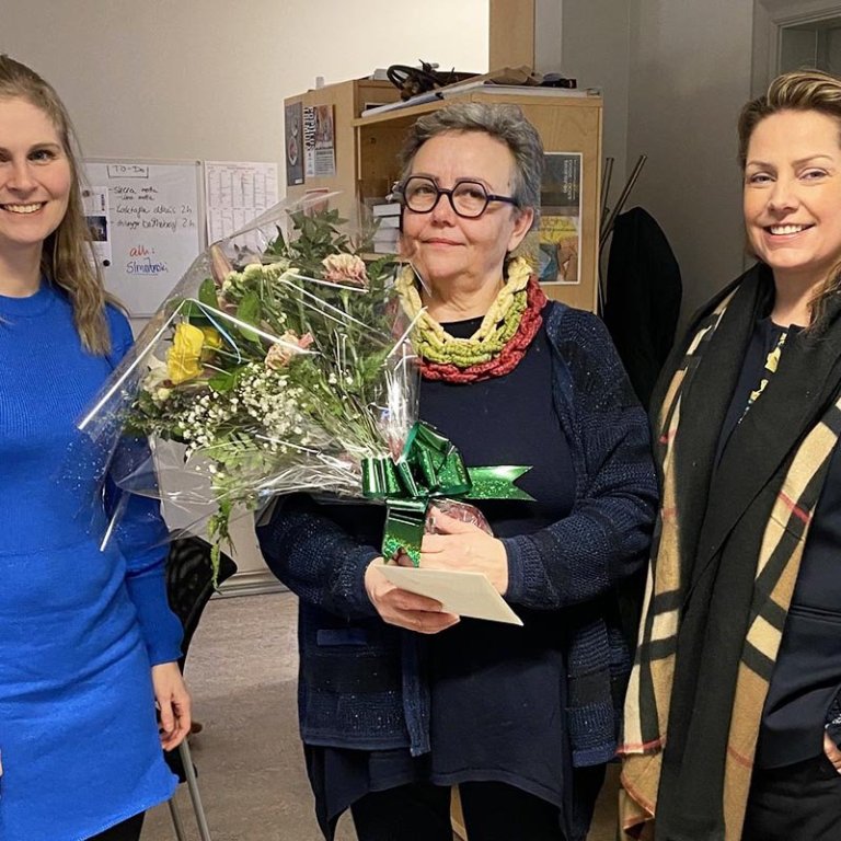 Elsa Arnardóttir forstöðumaður Textílmiðstöðvar Íslands. Á myndinni eru einnig Katrín M. Guðjónsdóttir, framkvæmdastjóri SSNV (til hægri), og Ólöf Lovísa Jóhannsdóttir, atvinnuráðgjafi. MYND AF VEF SSNV