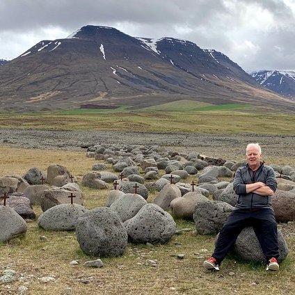 Óttar Guðmundsson geðlæknir og Sturlungaáhugamaður  við steinaher Haugsnesbardaga. Óttar ætlar að taka Guðmund biskup fyrir og segja frá því hvernig hann þvælist inn í allar þær innanlandsdeilur sem áttu sér stað á Sturlungatímanum. Mynd af Facebook.