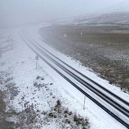 Svona var staðan á Öxnadalsheiði milli kl. 8 og 9 í morgun en þar var veður skaplegt. Ekki var hægt að birta myndir af Þverárfjalli eða Vatnsskarði því það sást lítið í veginn á vefmyndavélum Vegagerðarinnar, hverju sem um er að kenna. SKJÁSKOT