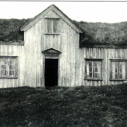 Gamli bærinn á Páfastöðum. Sunnan við bæjardyr, vinstra megin,var gestastofan, kölluð Bláastofa af lit sínum. Norðan bæjardyra var dagstofa með steingólfi þar sem smjörbúið starfaði á árunum l90l-1906. Geymsluloft var yfir framhúsinu. Yfir dyrum er skyggni með ágrafinni fjöl með nafni bæjarins PÁFASTAÐIR 1881. Fjölin er enn varðveitt á Páfastöðum. Mynd: Byggðasaga Skagafjarðar, II bindi.