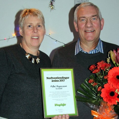 Ása Sigurrós Jakobsdóttir ásamt manni sínum og manni ársins 2017 á Norðurlandi vestra. Mynd: FE.