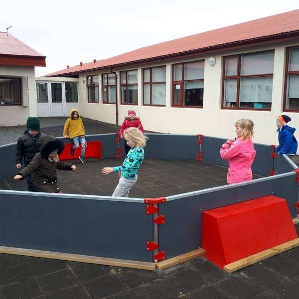 Pannavellir hafa m.a. verið settir upp á öllum starfsstöðum Grunnskóla Borgarfjarðar og keypti sveitarfélagið vellina í gegnum UMFÍ og hefur Borgarbyggð unnið að því með UMSB að koma þeim upp. Mynd: gbf.is.