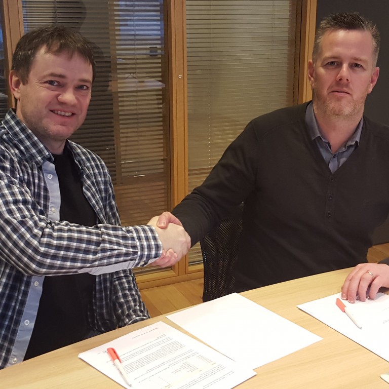 Frá vinstri á mynd: Ólafur Kárason, framleiðslustjóri PAPCO og Sigurður Pálsson, rekstrarstjóri Fjölnet Reykjavík handsala samninginn.