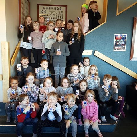 Lestrarhestarnir með spilastokkana sína. Mynd: grunnskoli.hunathing.is