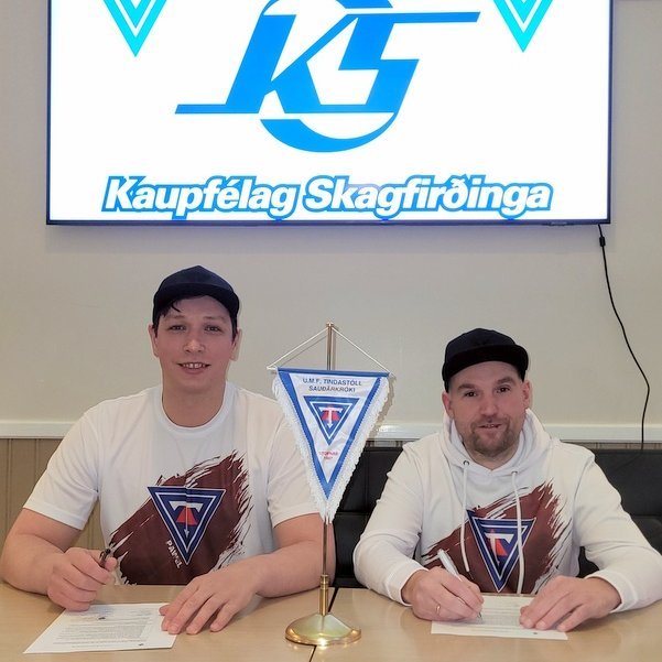 Pavel Ermolinskij, nýáðinn þjálfari Subway-liðs Tindastós og Dagur Þór Baldvinsson, formaður körfuknattleiksdeildarinnar, við undirskrift í morgun á Kaffi Krók. Mynd: PF.
