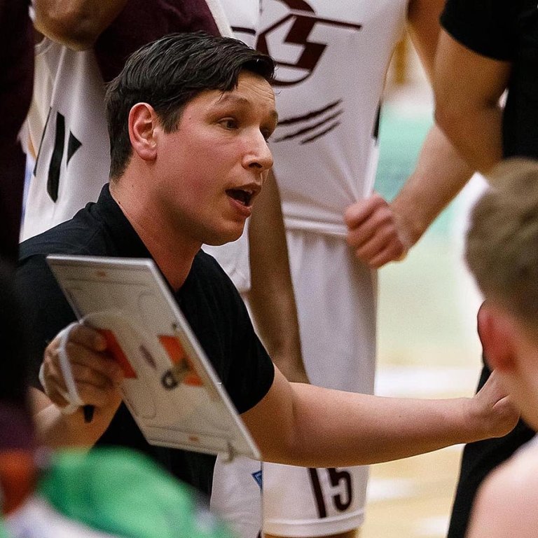 Pavel fer með sakramentið í leikhléi fyrr í vetur. MYND: DAVÍÐ MÁR