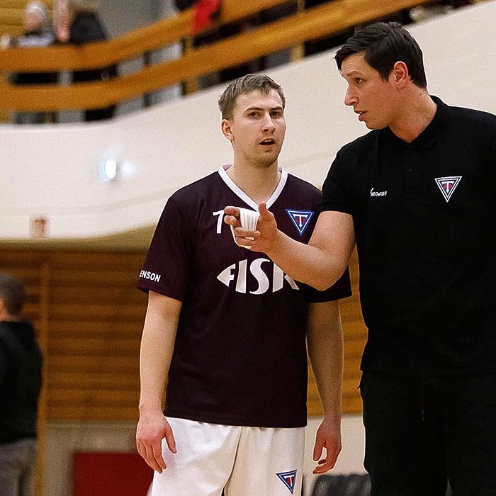 Pavel og Pétur ræða landsins gagn og nauðsynjar ... körfubolta. MYND: DAVÍÐ MÁR