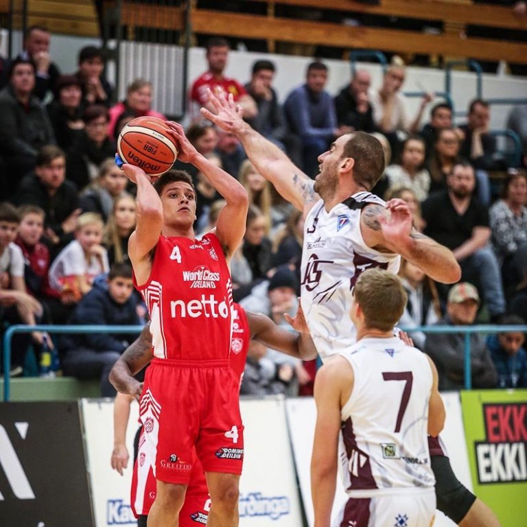 Perkovic reynir að verja skot frá Suarez. Pétur fylgist með. MYND: HJALTI ÁRNA