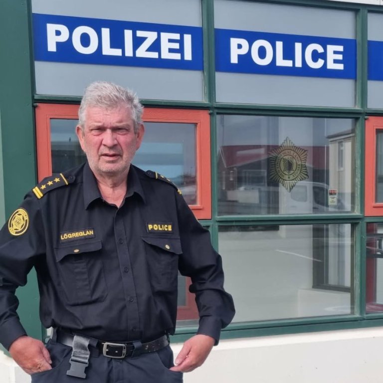 Yfirlögregluþjónninn fyrir utan Lögreglustöðina á Króknum. Mynd: HMJ