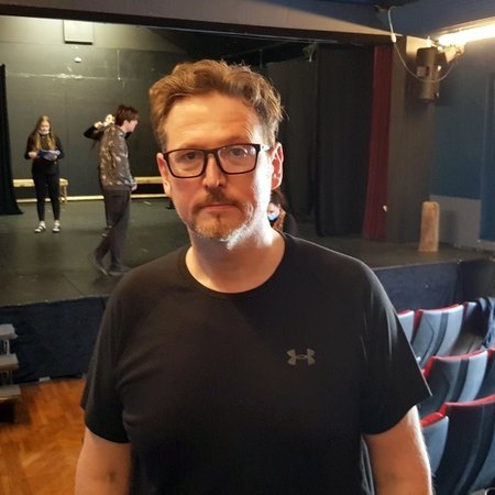 Eftir langa og stranga æfingu er höfundur og leikstjóri Á frívaktinni látinn stilla sér upp fyrir myndatöku. Mynd: PF.