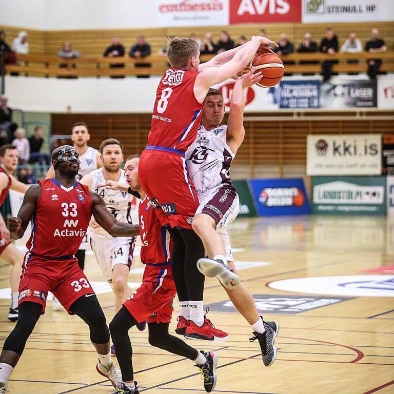 Pétur fær óblíðar móttökur hjá vörn Hauka. MYND: HJALTI ÁRNA