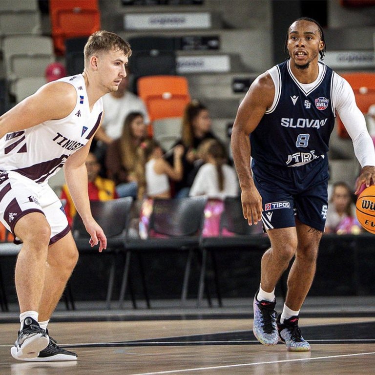 Pétur stendur vörnina í Bratislava. MYND AF SÍÐU ENBL-DEILDARINNAR