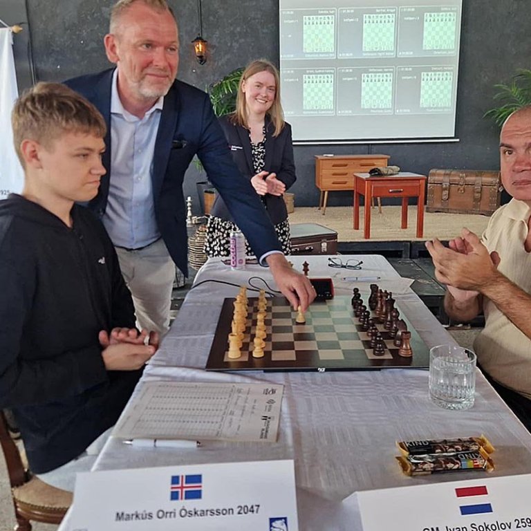 Þeir eru margs konar viðburðirnir sem sveitarstjórar taka þátt í. Hér er Pétur sveitarstjórir Húnabyggðar.viðstaddur Opna Íslandsmeistaramótið í skák í júní. „Á myndinni er ég að taka fyrsta leikinn fyrir Markús Orra Óskarsson, sem er ungur og mjög efnilegur skákmaður. Hann var með hvítt á móti stigahæðsta skákmanni mótsins, Ivan Sokolov,“ segir á Facebook-síðu Péturs.