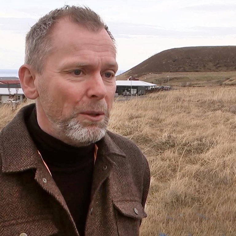 Pétur Arason sveitarstjóri í Húnabyggð. Í bakgrunni má sjá svæðið þar sem ný íbúðabyggð mun rísa. SKJÁMYND AF RÚV