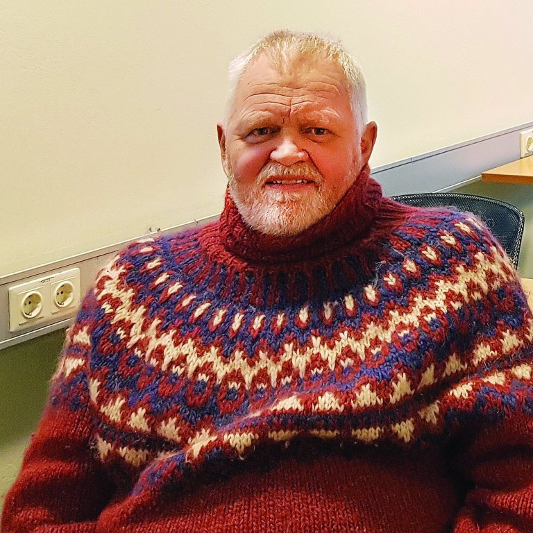Pétur Erlingsson í fallegu lopapeysinni sinni. MYND: Farskóli Norðurlands vestra.