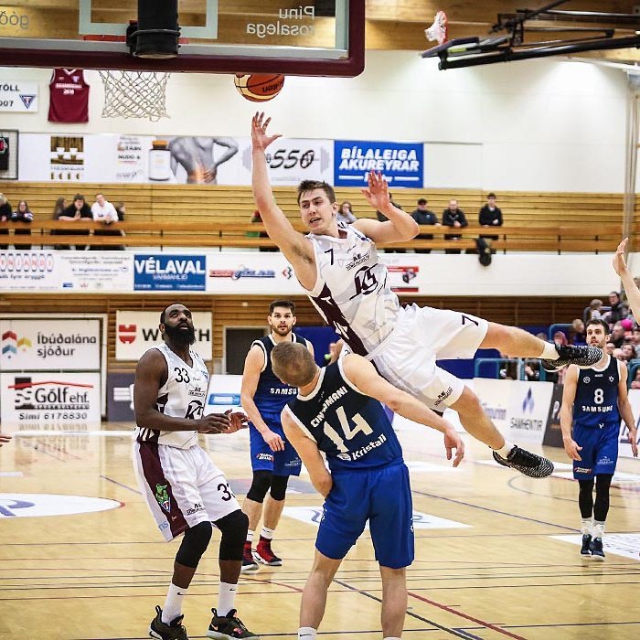 Pétur tekur flugið en kappinn fékk slæman skell við lendinguna. MYND: HJALTI ÁRNA