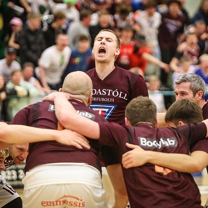 Pétur var meiddur í gær. Þetta er þó ekki andartakið þegar hann meiddist. MYND: HJALTI ÁRNA