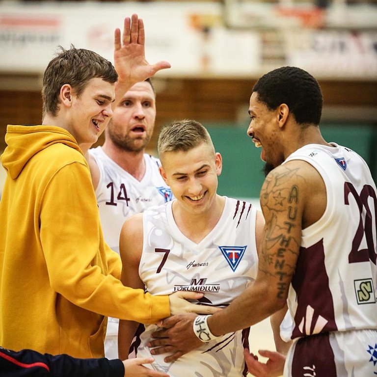 Pétri vel fagnað eftir frábæra frammistöðu í kvöld. Urald King og Óli Gunnlaugs kampakátir. MYND: HJALTI ÁRNA