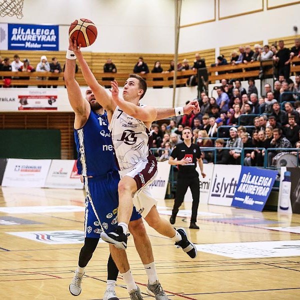 Pétur flýgur framhjá Sigga Þorsteins. MYND: HJALTI ÁRNA