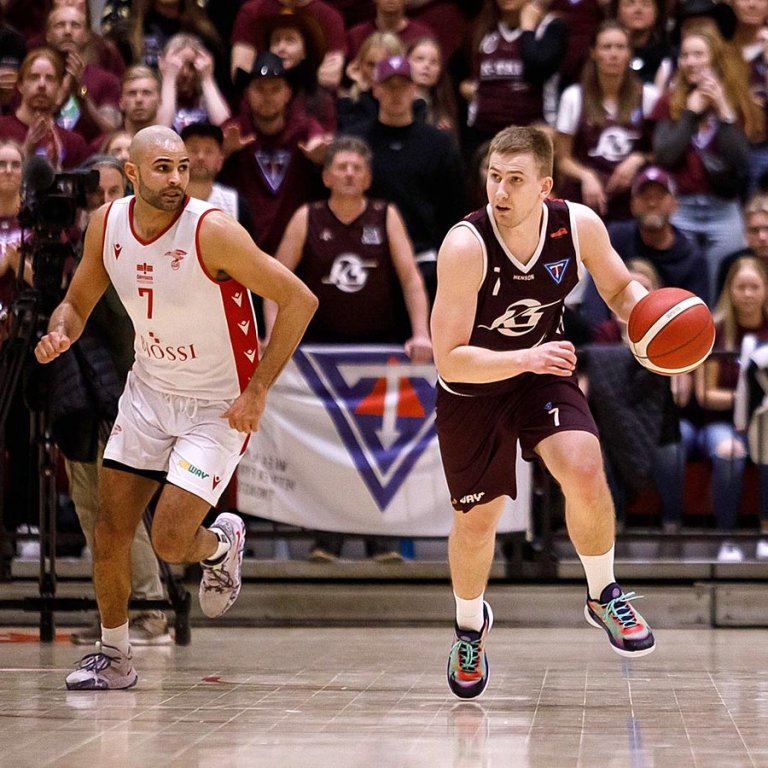 Pétur Rúnar með boltann í fyrsta leiknum gegn Val á Hlíðarenda. Hann gerði 29 stig í gærkvöldi en það dugði ekki til. MYND: DAVÍÐ MÁR