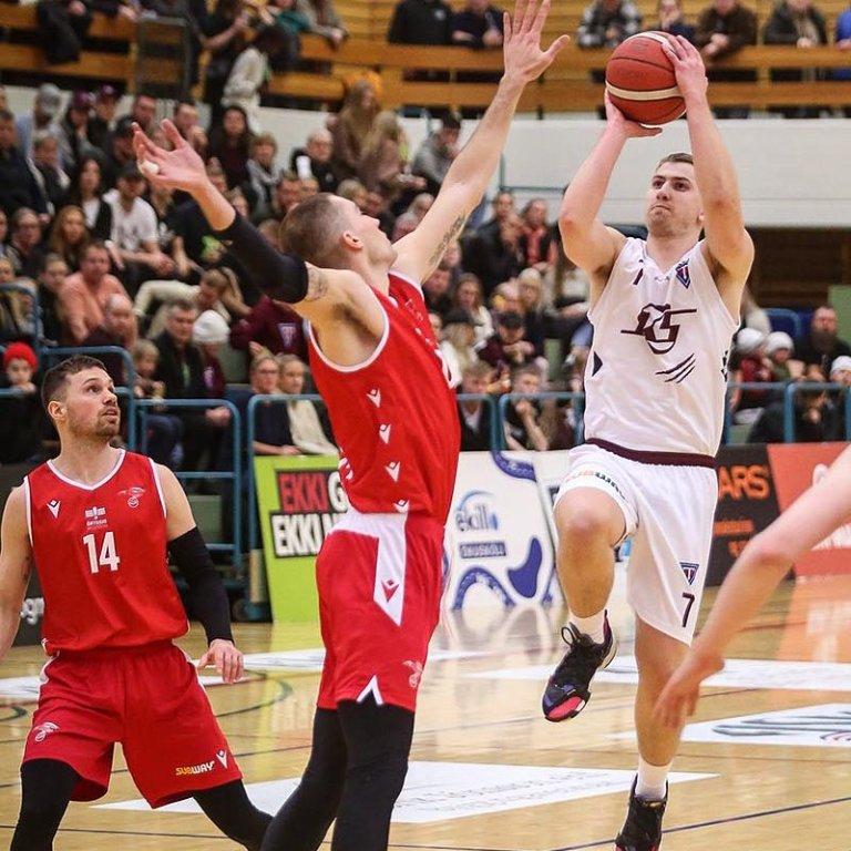 Pétur Rúnar í leik gegn meisturum Vals milli jóla og nýárs. Hann var bestu í liði Tindastóls í gær þegar liðið mætti ÍR. MYND: HJALTI ÁRNA